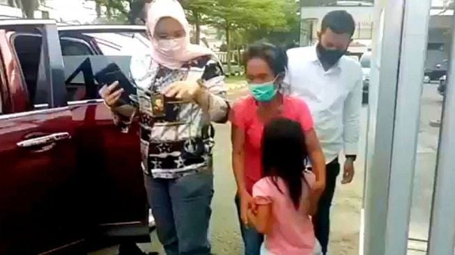 Viral Nenek Pukuli Cucu karena Uang Mengemis Sedikit, Pelaku Ditangkap