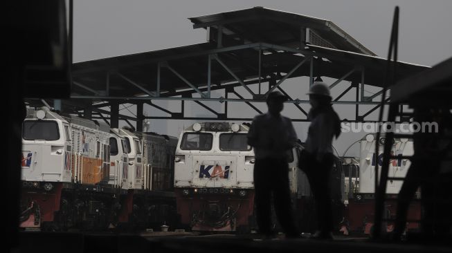 Pekerja beraktivitas melakukan perawatan rutin pada lokomotif di Depo Kereta Cipinang, Jakarta, Kamis (29/4/2021). [Suara.com/Angga Budhiyanto]