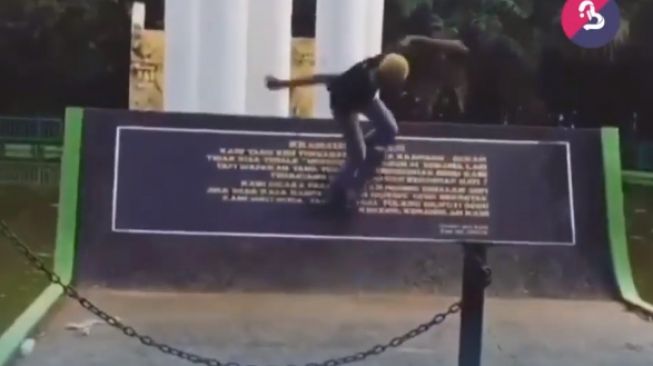 Ironis! Tugu Pahlawan di Bekasi Malah Jadi Arena Skateboard, Videonya VIral