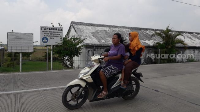 Warga melintasi Pangindelan Abang [Suara.com/ Adi Mulyadi]