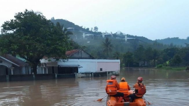 Warga Dua Desa di Cianjur Mengungsi Akibat Banjir