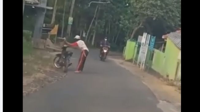 Emosi tak bisa menyalakan mesin motor, pria ini membuang motornya di jalan (Facebook)