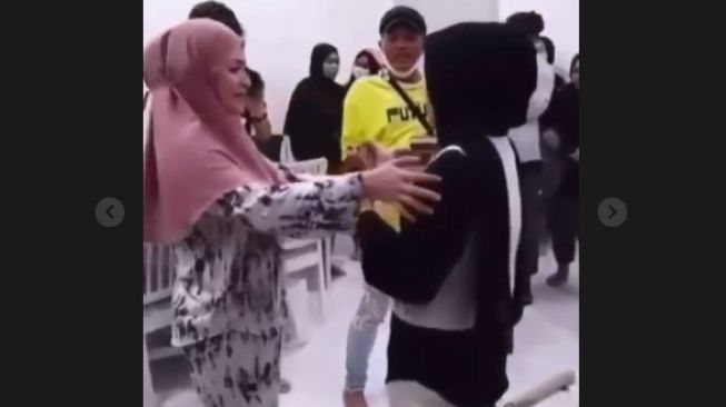 Putri Delina memeluk dan mencium ibu sambungnya, Nathalie Holscher, saat mendapat kejutan ultah ke-20, Kamis (29/4/2021) dini hari tadi. [Instagram]