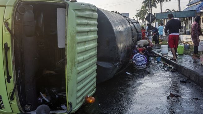 Sebuah truk tangki mengalami kecelakaan di Jalur Pantura Sipait, Kabupaten Pekalongan, Jawa Tengah, Kamis (29/4/2021).  ANTARA FOTO/Harviyan Perdana Putra