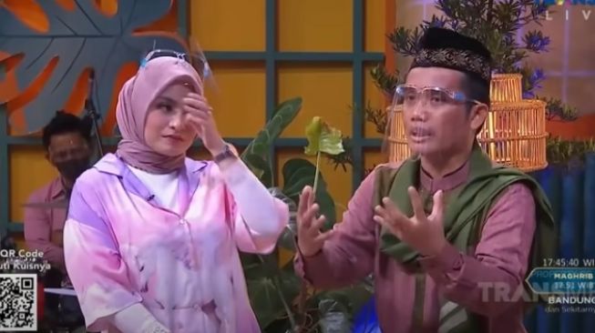 Nathalie Holscher dan Ustaz Maulana [YouTube/TRANS TV Official]