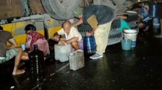 Truk Tangki Terguling di Pekalongan, Warga Jarah Minyak Goreng