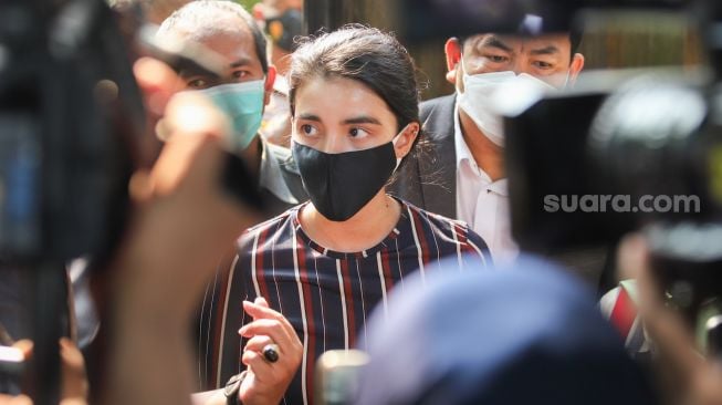 Aktris Tsania Marwa keluar dari rumah mantan suaminya, Atalarik Syach usai mencoba untuk menjemput anaknya di Cibinong, Bogor, Jawa Barat, Kamis (29/4/2021). [Suara.com/Alfian Winanto]