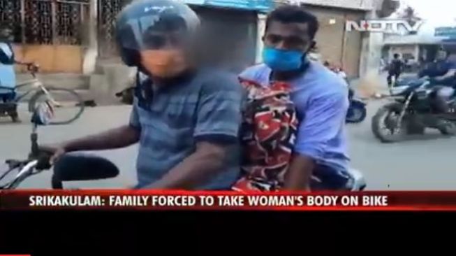 Jenazah wanita dibawa naik motor. (Tangkap layar NDTV)