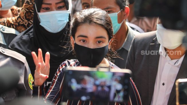 Aktris Tsania Marwa keluar dari rumah mantan suaminya, Atalarik Syach usai mencoba untuk menjemput anaknya di Cibinong, Bogor, Jawa Barat, Kamis (29/4/2021). [Suara.com/Alfian Winanto]