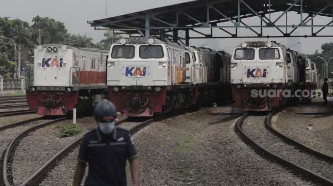 Sejumlah lokomotif berada di area perawatan Depo Kereta Cipinang, Jakarta, Kamis (29/4/2021). [Suara.com/Angga Budhiyanto]