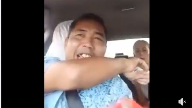 Tingkah kocak sopir taksi ketika mendapat penumpang bule wanita cantik (Facebook)