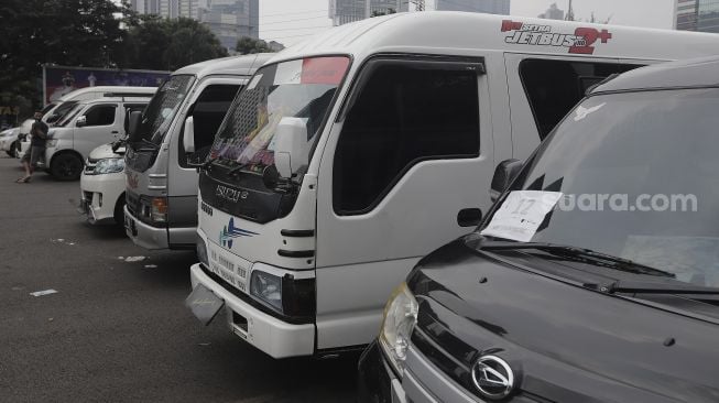 Barang bukti kendaraan travel gelap berada di Lapangan Presisi Dit Lantas PMJ, Jakarta, Kamis (29/4/2021). [Suara.com/Angga Budhiyanto]