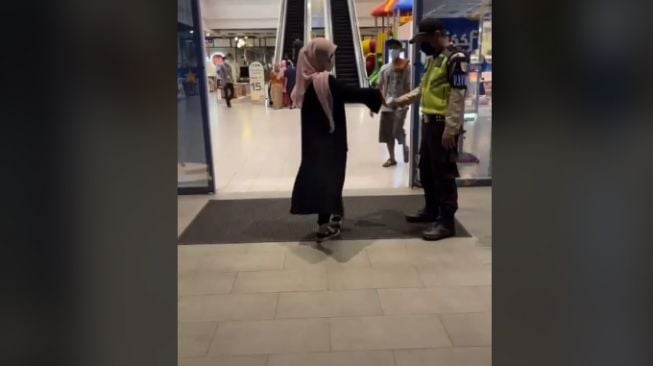 Aksi wanita minta dicek suhu tubuh berkali-kali (tiktok.com/@riweuhmom)