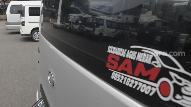 Barang bukti kendaraan travel gelap berada di Lapangan Presisi Dit Lantas PMJ, Jakarta, Kamis (29/4/2021). [Suara.com/Angga Budhiyanto]