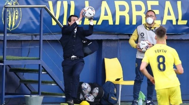 Pelatih Villarreal Unai Emery (kiri) menangkap bola saat skuatnya menghadapi Barcelona dalam lanjutan Liga Spanyol di La Ceramica stadium in Vila-real. JOSE JORDAN / AFP