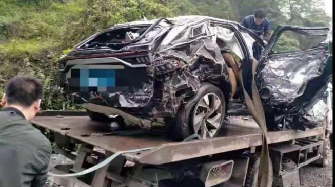 Mobil terjatuh dari ketinggian 300 meter, kondisi penumpang bikin terkejut (Facebook)