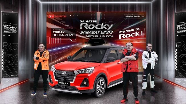 Manajemen Daihatsu berfoto bersama Daihatsu Rocky yang resmi diluncurkan secara virtual pada 30 April 2021  [PT ADM].