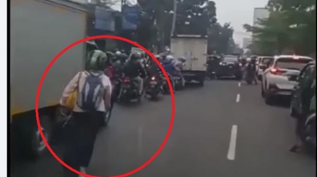 Aksi Penumpang Ojol Tuai Pujian, Rela Turun Dari Motor Demi Lakukan Hal Ini