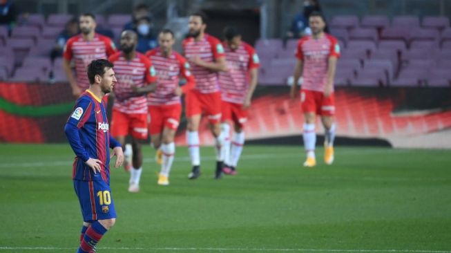 Penyerang Barcelona, Lionel Messi terlihat kecewa saat menghadapi Granada dalam laga pekan ke-33 Liga Spanyol di Camp Nou, Jumat (30/4/2021) dini hari WIB. [LLUIS GENE / AFP]