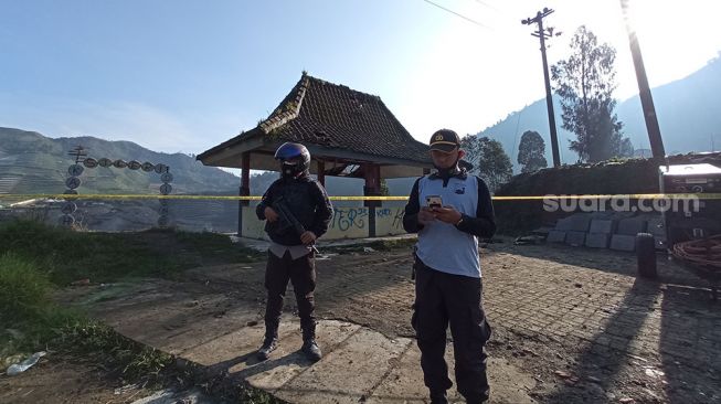 Petugas berjaga agar warga tidak mendekat ke lokasi Kawah Sileri yang berada di Kawasan Dieng. [Suara.com/ Citra Ningsih]