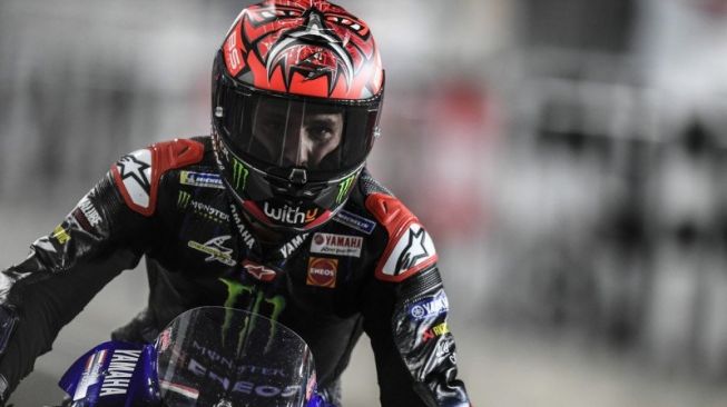 Pebalap tim Monster Energy Yamaha, Fabio Quartararo melakukan selebrasi setelah menjuarai Grand Prix Doha, Sirkuit Losail, Qatar. (HO via Yamaha Motor Racing Srl)