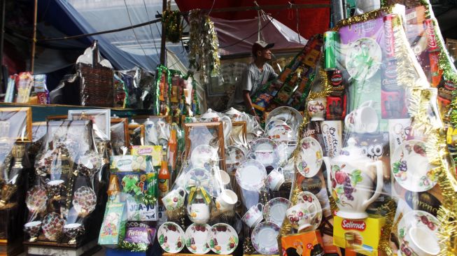 Penjual parsel merapihkan kiosnya di Jalan Pegangsaan Timur, Cikini, Jakarta Pusat, Jumat (30/4/2021).  [Suara.com/Dian Latifah]
