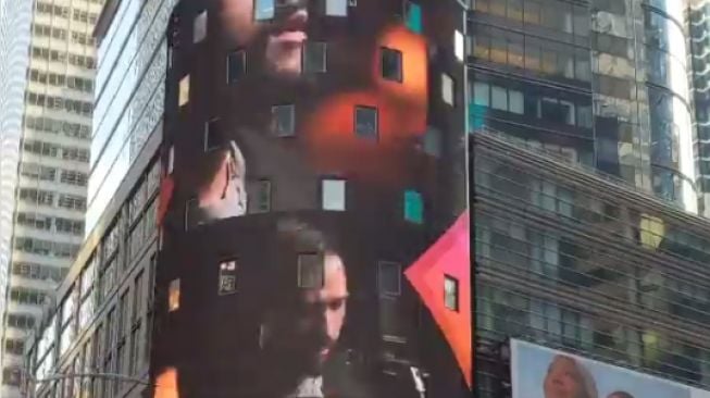 Maruli Tampubolon terpampang di Times Square New York. [Instagram/marulitampubolon777]