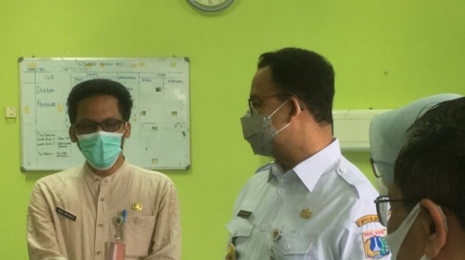 Gubernur DKI Jakarta Anies Baswedan (tengah) saat berkunjung ke RSUD Kepulauan Seribu. (Antara)