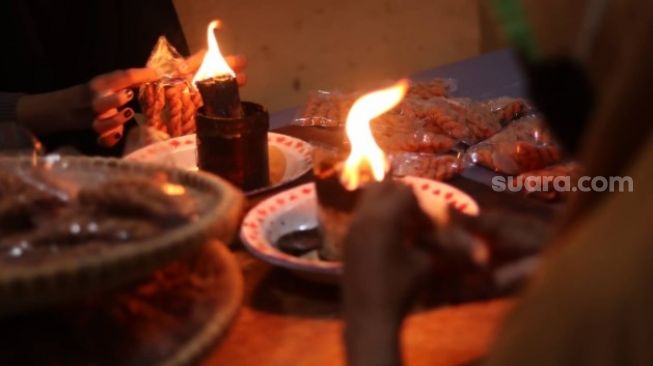 Proses mengemas Kue Otere khas Makassar masih dilakukan secara manual / [SuaraSulsel.id]