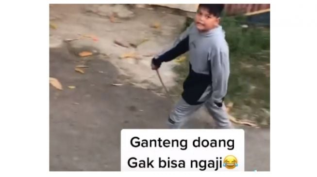 Aksi bocah balas ejekan orang lain (tiktok.com/@gunsadboy)