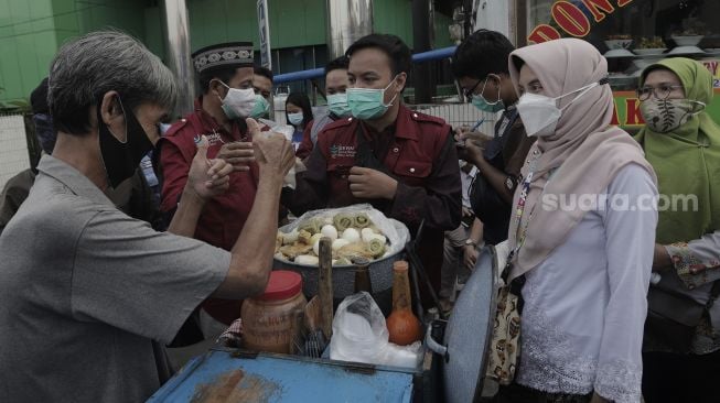 Petugas Puskesmas Gambir melakukan pendataan makanan dari pedagang takjil untuk uji laboratorium di kawasan Petojo Utara, Gambir, Jakarta Pusat, Jumat (30/4/2021). [Suara.com/Angga Budhiyanto]