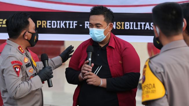 Kapolda Sumatera Utara Irjen Pol Panca Putra Simanjuntak (kiri) menginterogasi salah satu tersangka penyalagunaan alat swab tes cepat antigen bekas saat rilis kasus di Polda Sumatera Utara, Medan, Sumatera Utara, Kamis (29/4/2021). ANTARA FOTO/Adiva Niki
