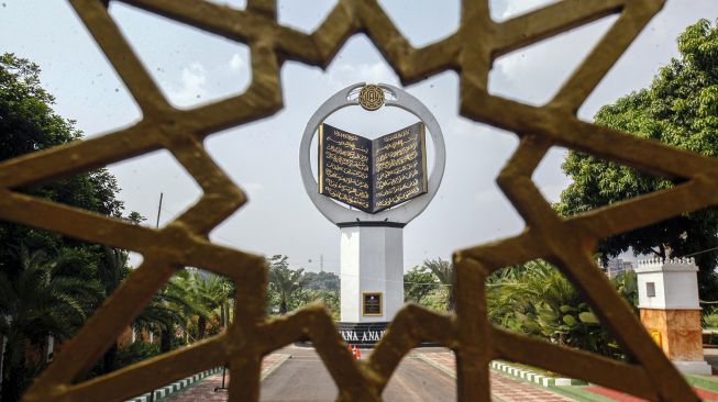 Tugu Al Quran yang berada di Masjid Istana Anak Yatim, Desa Cikeas Udik, Gunung Putri, Kabupaten Bogor, Jawa Barat, Jumat (30/4/2021).  ANTARA FOTO/Yulius Satria Wijaya
