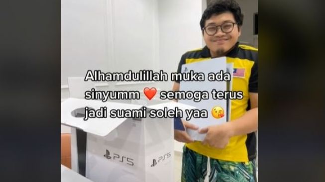 Suami Dapat Hadiah PS5 dari Istri karena Sering Lakukan Ini