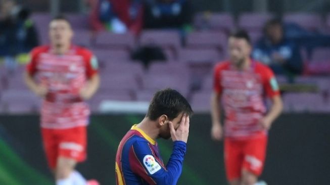 Penyerang Barcelona, Lionel Messi terlihat kecewa saat menghadapi Granada dalam laga pekan ke-33 Liga Spanyol di Camp Nou, Jumat (30/4/2021) dini hari WIB. [LLUIS GENE / AFP]