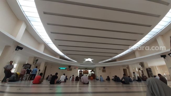 Jamaah mendengarkan kultum usai sholat Dzuhur di Masjid Asmaul Husna Gading Serpong Tangerang Selatan (Tangsel). [SuaraJakarta.id/Wivy Hikmatullah]