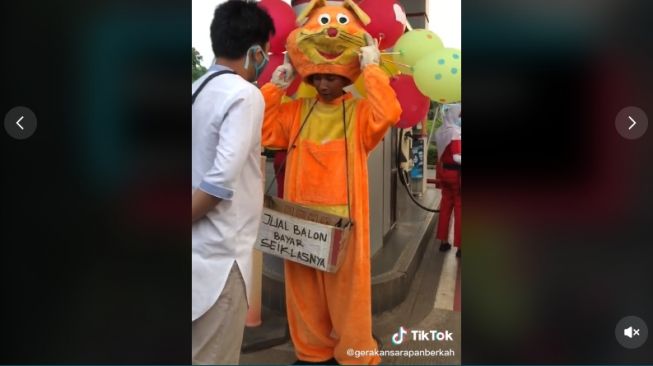 Badut penjual balon (tiktok.com/@gerakansarapanberkah)