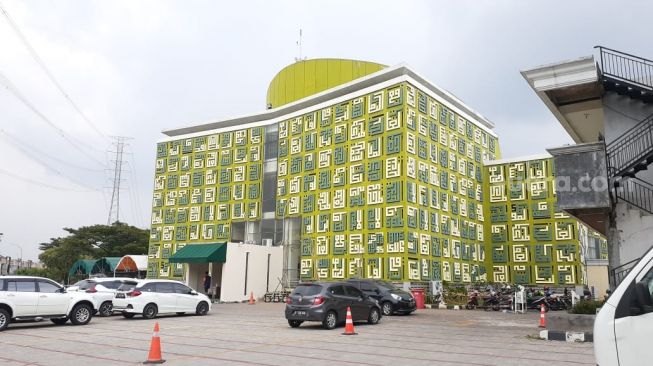 Masjid Asmaul Husna Gading Serpong Tangerang Selatan (Tangsel) dipenuhi dengan hiasan kaligrafi 99 Asmaul Husna. [SuaraJakarta.id/Wivy Hikmatullah]