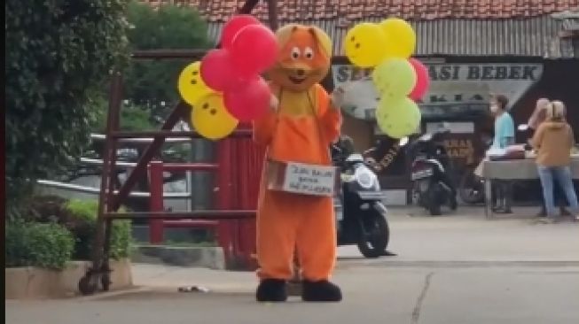 Badut penjual balon (tiktok.com/@gerakansarapanberkah)