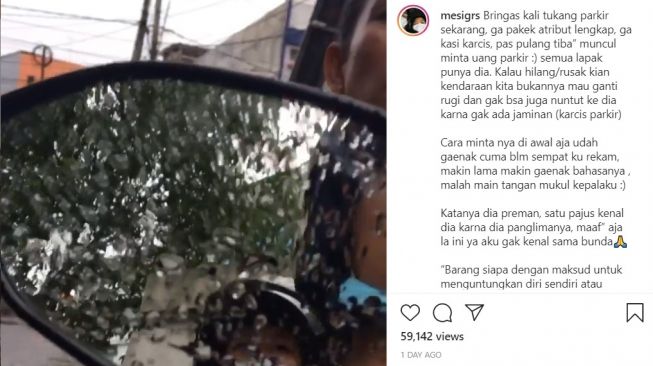 Aksi barbar emak-emak yang mengaku tukang parkir nyaris memukul pemotor (Instagram)