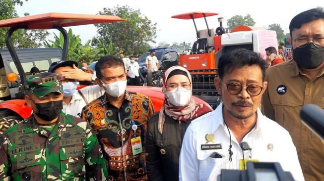 Penuhi Janji Presiden, Mentan Serahkan Bantuan Alsintan di Indramayu