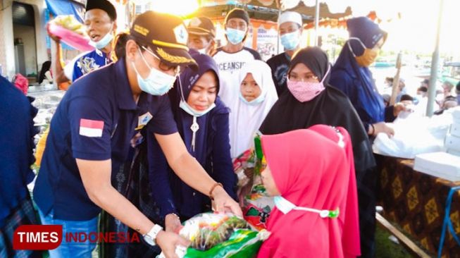 Anak Yatim dan Janda di Pesisir Gresik Dapat Santunan dari Nelayan