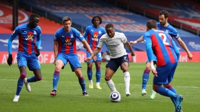 Pemain Manchester City Raheem Sterling dikepung empat pemain Crystal Palace dalam pertandingan pekan ke-34 Liga Inggris di Selhurst Park, Sabtu (1/5/2021). [AFP]