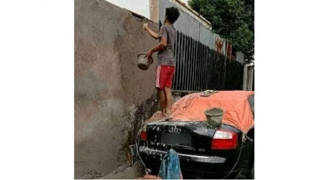 Viral potret mobil mewah jadi pijakan kuli bangunan (Instagram)