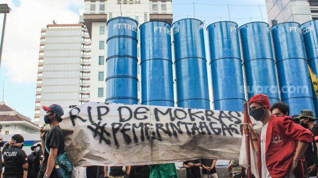 Aliansi buruh melakukan aksi unjuk rasa saat memperingati hari buruh sedunia atau May Day di Jakarta, Sabtu (1/5/2021). [Suara.com/Alfian Winanto]