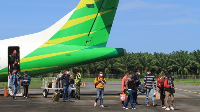 Sejumlah pemudik meninggalkan pesawat seusai mendarat di Bandar Udara Cut Nyak Dhien Kabupaten Nagan Raya, Aceh, Sabtu (1/5/2021). ANTARA FOTO/Syifa Yulinnas
