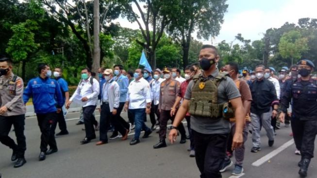 Buruh Bersama Kapolda Sambangi Gedung MK di Aksi May Day 2021