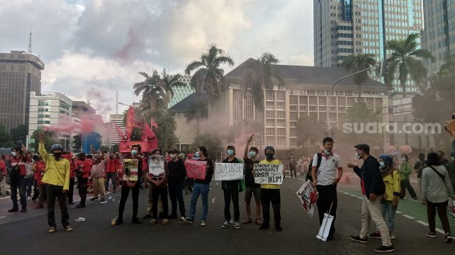 Massa Buruh Bubar Sebelum Maghrib, Jalan Medan Merdeka Barat Mulai Normal