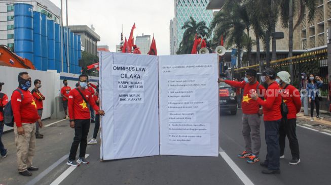 Aliansi buruh melakukan aksi unjuk rasa saat memperingati hari buruh sedunia atau May Day di Jakarta, Sabtu (1/5/2021). [Suara.com/Alfian Winanto]