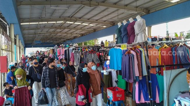 Warga memadati kawasan Skybridge atau jembatan penyeberangan multiguna untuk berbelanja di Pasar Tanah Abang, Jakarta Pusat, Sabtu (1/5/2021). [Suara.com/Alfian Winanto]